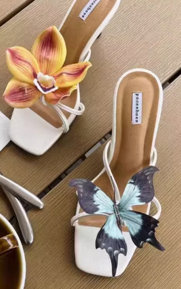 Zapatos de flores de mariposa, sandalias de flores, adornos, diseño de nicho femenino, ambiente de rodaje de viajes junto al mar, hebilla de zapatos de bricolaje