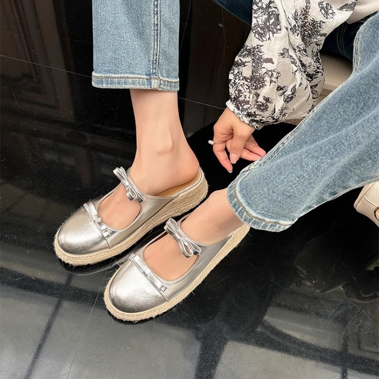 Versión de piel de oveja ~ Pastel de plataforma retro Baotou bowknot sandalias y zapatillas 2025 verano nuevo estilo ropa exterior media pantuflas mujeres