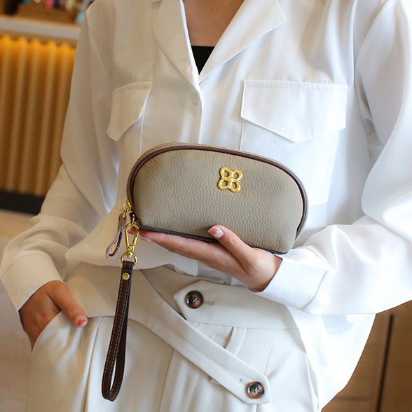 Päällinen lehmännahkaa huippuluokan ja muodikkaaseen matkapuhelimen aitoa nahkaa olevaan pieneen laukuun, nollalompakkoon, naisten käsilaukkuun_voghion.com