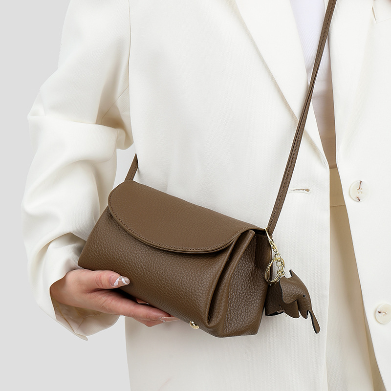 女包法式小众翻盖包休闲小包包2024新款时尚斜挎单肩包送小象挂饰