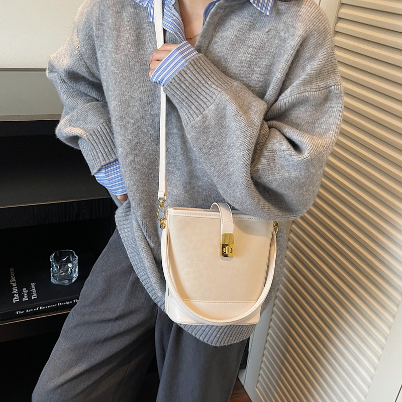 Cross-border 2025 otoño y invierno nuevo bolso de cubo de mano de mujer sensación de alto nivel leopardo mochila retro de viaje