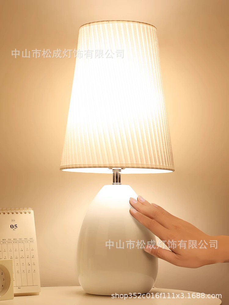 Lámparas de escritorio nórdicas transfronterizas modernas y románticas americanas de protección de ojos de detección táctil decoración hotelera lámpara de cabecera led