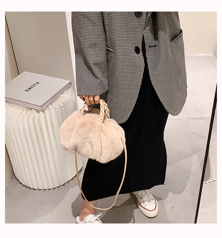 Women's Medium All Seasons Plush Solid Color Fashion Pillow Shape Magnetic Buckle Cloud Shape Bag display picture 4