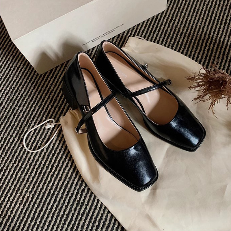 Grava Madre con el mismo temperamento, cabeza cuadrada delgada con una boca superficial, viajes gruesos, tacones altos, zapatos Mary Jane.