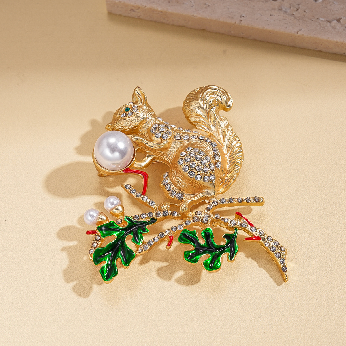 Personalidad europea y americana imitación de perlas de diamante de rama de ardilla pliegue broche único creativo nicho de moda accesorios de alta calidad