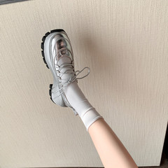 本革の銀色の厚い底の小さい背は高くなります。