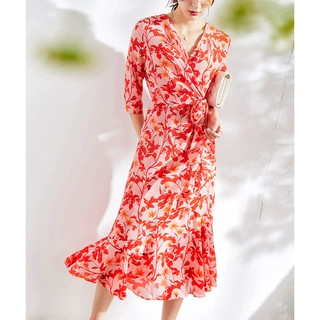 夏季连衣裙女2026年新款洋气夏天法式气质高级感别致V领连衣裙