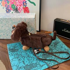 元のJソーセージ犬がぬいぐるみを包んでプレゼントします。