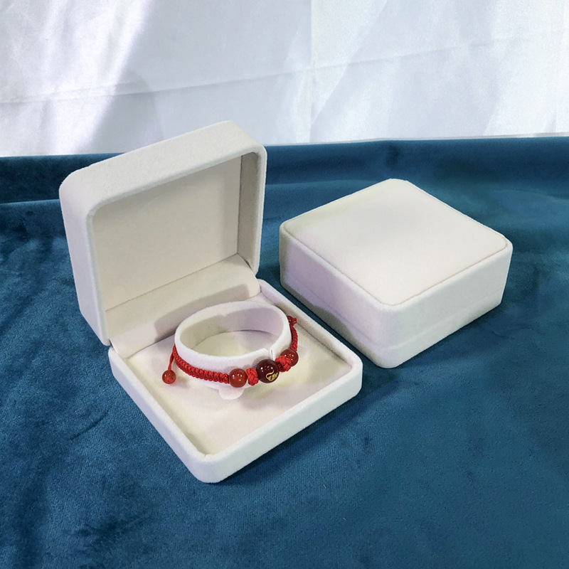 Off-white bracelet box; rounded velvet box