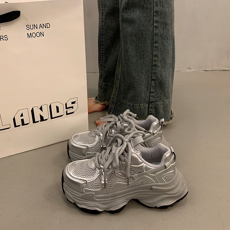 Zapatos de deporte transpirables de malla para mujeres 2024 nuevos zapatos plateados delgados zapatos para mujeres zapatos de carrera casuales para mujeres