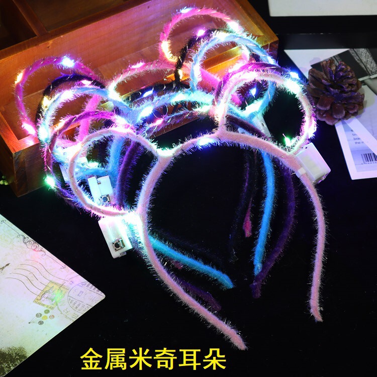 夜市に露店を出しているおもちゃが光るカチューシャが人気の商品が光る猫の耳のカチューシャのぬいぐるみのプレゼント|undefined