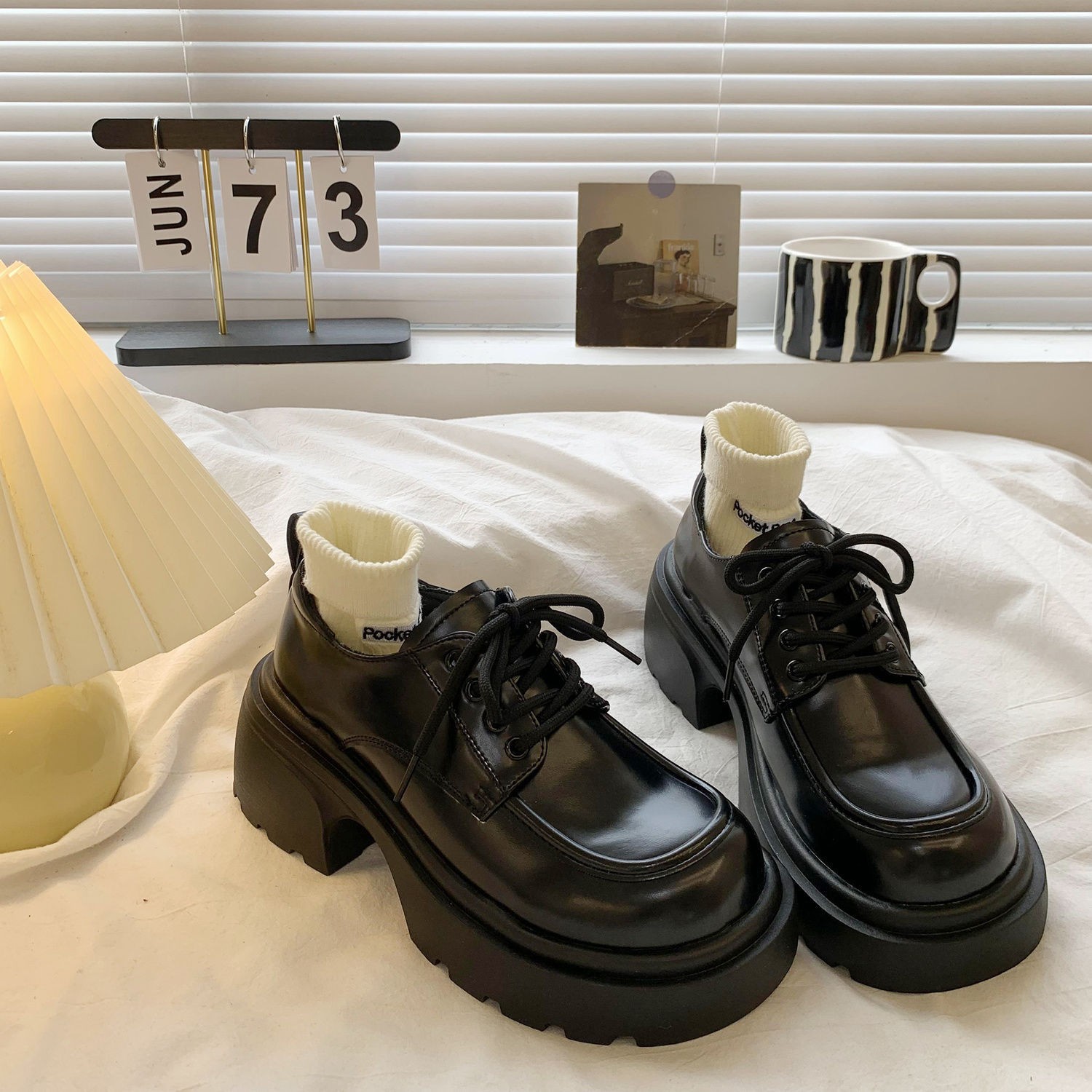 Aumento de altura negro versátil zapatos de cuero 2025 primavera y otoño nuevos lazos jk estilo británico retro zapatos de tacones gruesos