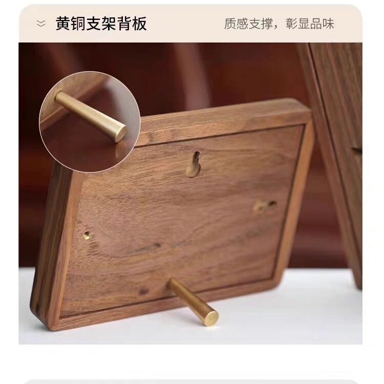 卸売りのレトロな木のフォトフレームはねじの黄銅の支持棒を支えます。|undefined
