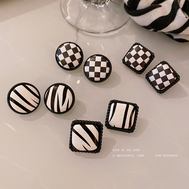 Simple Geometric Black White Contrast Color Checkered Striped Earrings display picture 12