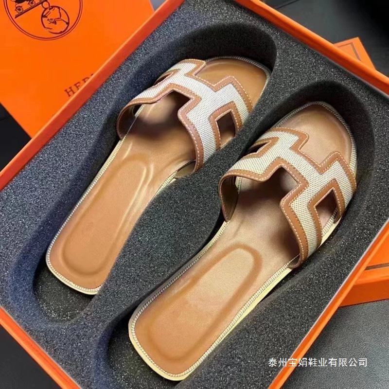 Qadın yay səndəlləri — düz altlıq, kvadrat burun, H hərfli