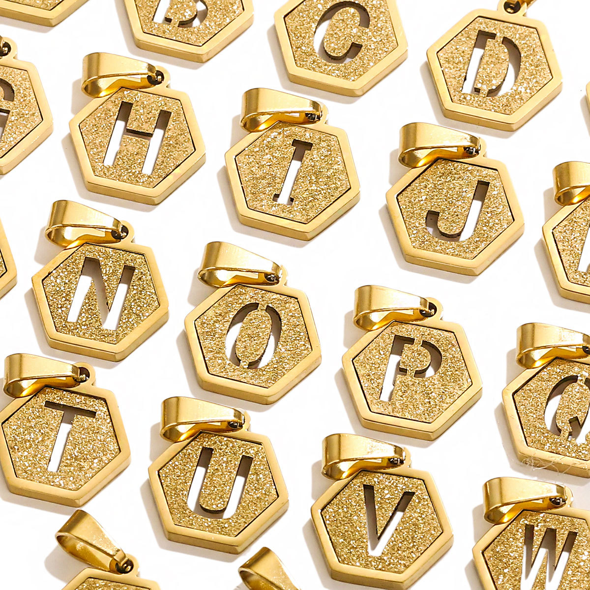 Hexagonal cuadrado europeo y americano 18K acero inoxidable 26 letras diseño de colgante de personalidad popular joyería DIY