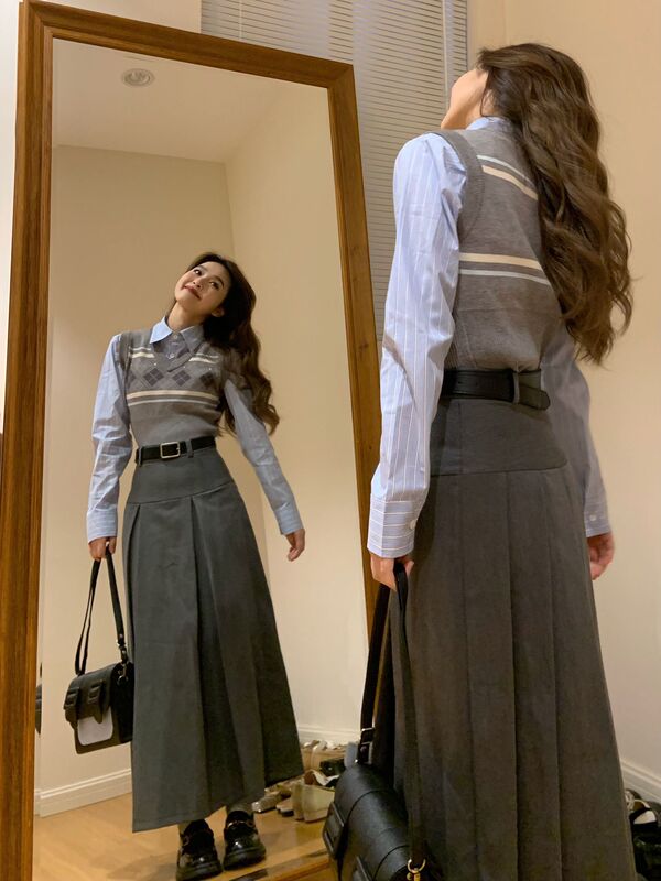 学院風のスーツの女性は春のギャルの短いタイプの菱格のメリヤスのベストをつけて重ねてストライプのシャツの2つのセットを着ます。|undefined