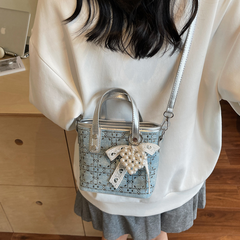 Bolso de cubo de mano de mezclilla de diamantes calientes popular de verano para mujer 2025 nuevo bolso de hombro de viajero de todo fósforo bolso de mensajero coreano
