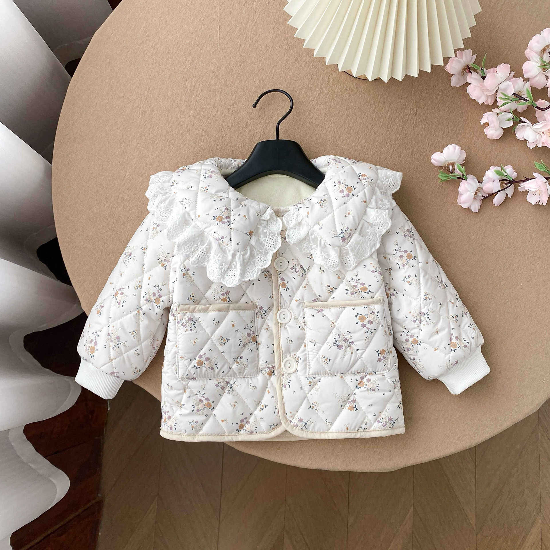 Ropa de bebé invierno niña estilo occidental chaqueta acolchada floral chaqueta acolchada de algodón ropa exterior niña de un año ropa de invierno