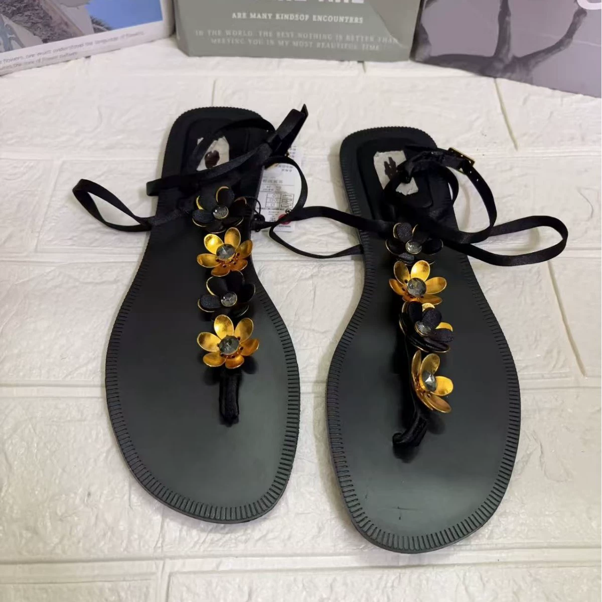 Летние женские сандалии ZA2025, черные, с цветочным декором, плоские, сандалии-шлепанцы, женские, нескользящие, с пайетками