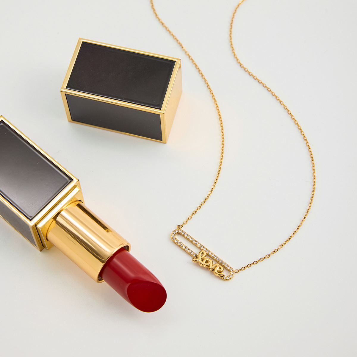Wanxing Europa y los Estados Unidos diamante AMOR accesorios de collar de letras mujeres 18K joyas de acero inoxidable lujoso diseño de joyas transfronterizas