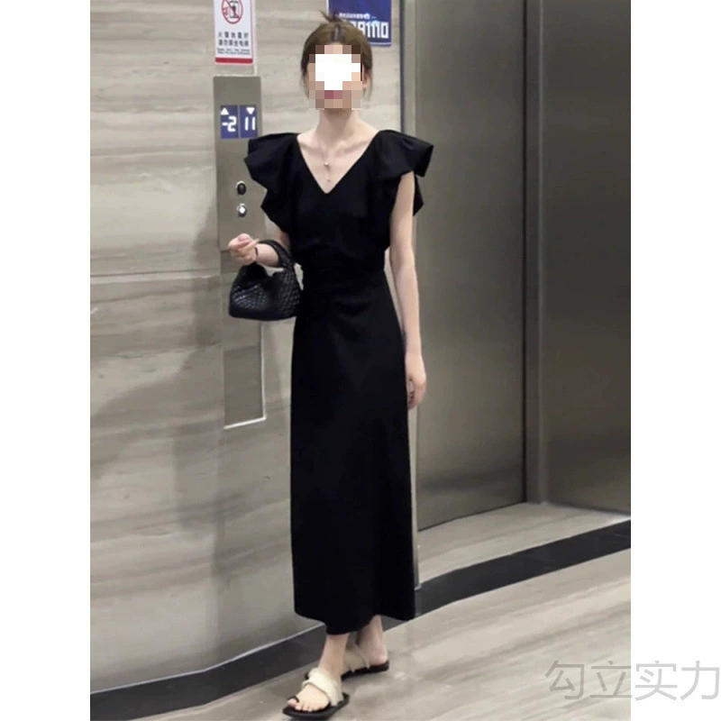 Черное платье с v-образным вырезом и маленькими летящими рукавами для женщин, лето 2025, новая миниатюрная длинная юбка во французском стиле в стиле Хепберн