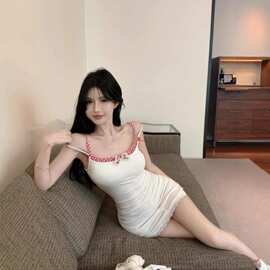 夏季新款辣妹抹胸包臀裙显身材绝美小裙子假两件鱼骨吊带连衣裙女