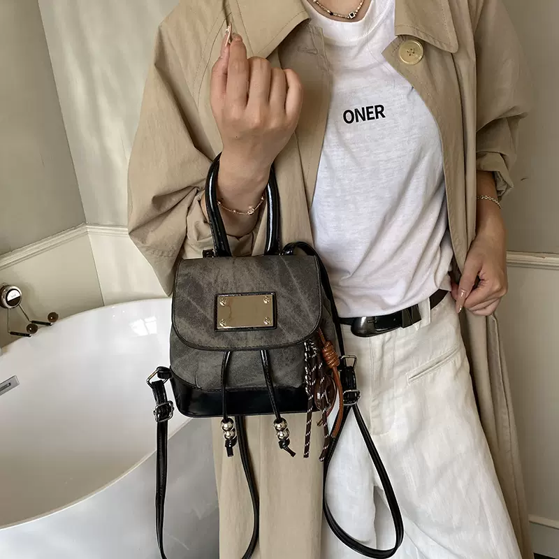 韩版潮流拼接个性手提双肩背包包女2025秋冬新款学院风通勤水桶包