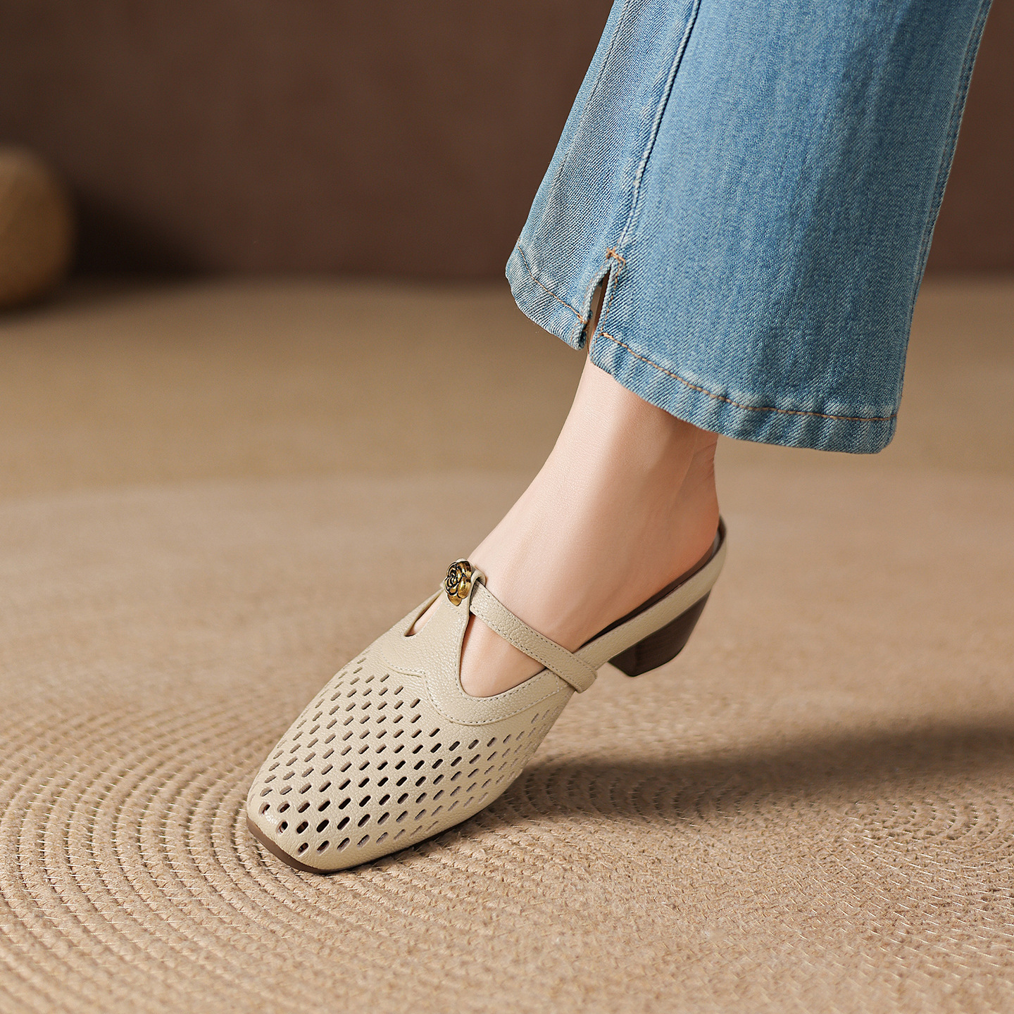 Dép sandal nữ quai chữ V da dê, gót thấp 3,5 cm, mũi kín hở gót — màu trắng ngà