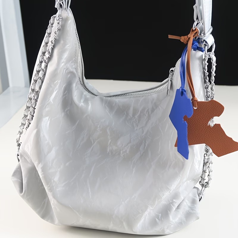 现货科威特地图包挂饰包包女皮革挂件中东地图饰品配件挂饰行李牌