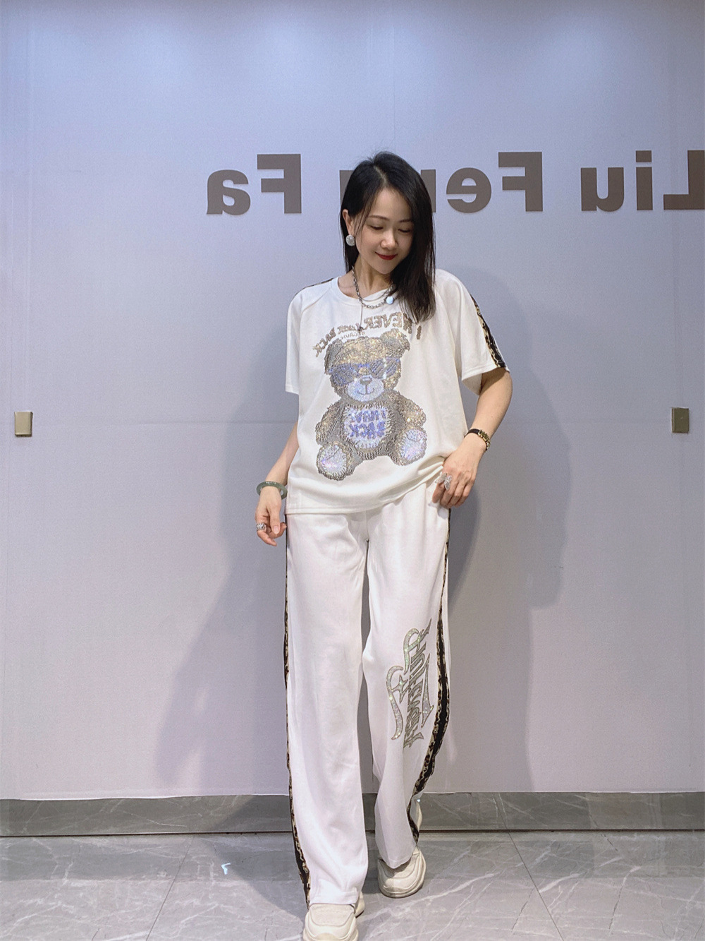 Europa y los Estados Unidos de la ropa de mujer cuello redondo de mangas largas de tamaño grande conjunto de moda de verano de moda casual de diamante de leopardo pantalones de mangas cortas de dos piezas