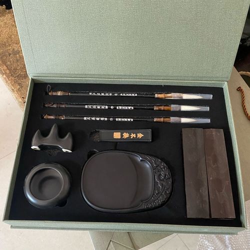 The four treasures of the writing brush and study set gift box wholesale is a good gift for students and beginners to practice calligraphy with pen, ink, paper and inkstone