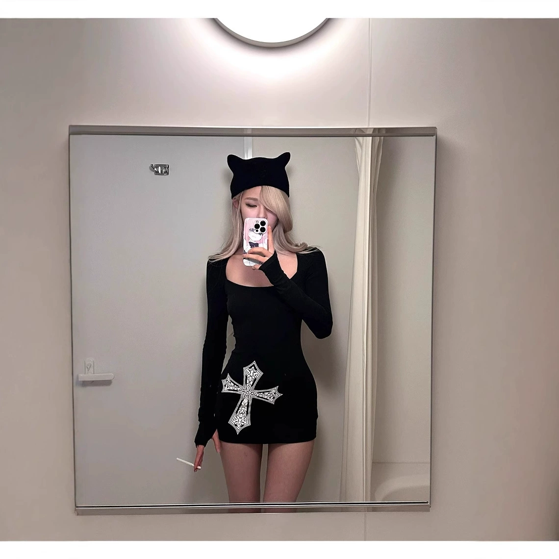 Черная футболка с крестным принтом женская сексуальная горячая девушка длинная тонкая тонкая рубашка с длинными рукавами