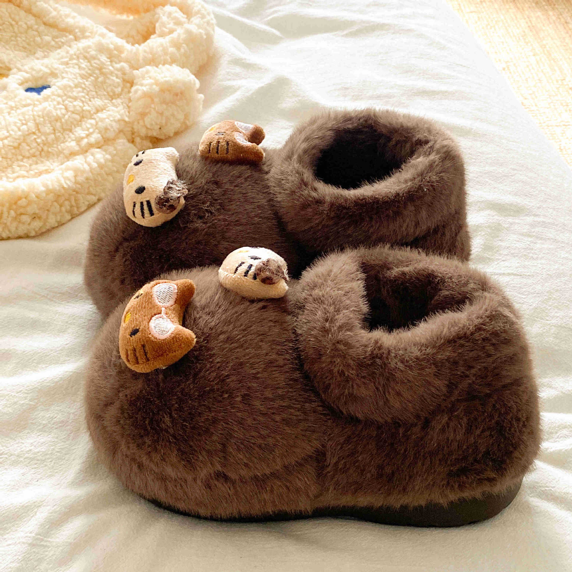 Zapatos de algodón de invierno antideslizantes interiores casuales versátiles 2025 gatos de dibujos animados adorables aumentan la altura de las zapatillas de algodón de lana gruesa