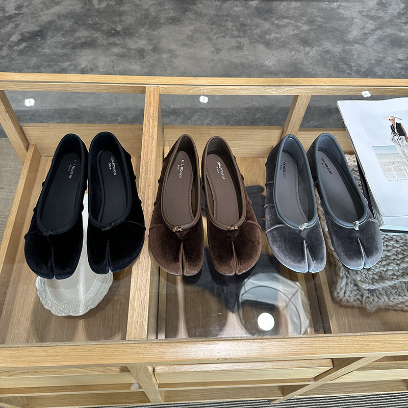 New autumn French vintage style velvet split-toe simple low-cut flat ballet shoes for women in stock New autumn French vintage style velvet split-toe simple low-cut flat ballet shoes for women in stock