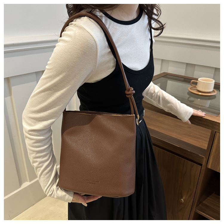 Solid-color simple single-shoulder casual. This year, the retro large-capacity 2024 new autumn crossbody bucket bag for women is in vogue undefined