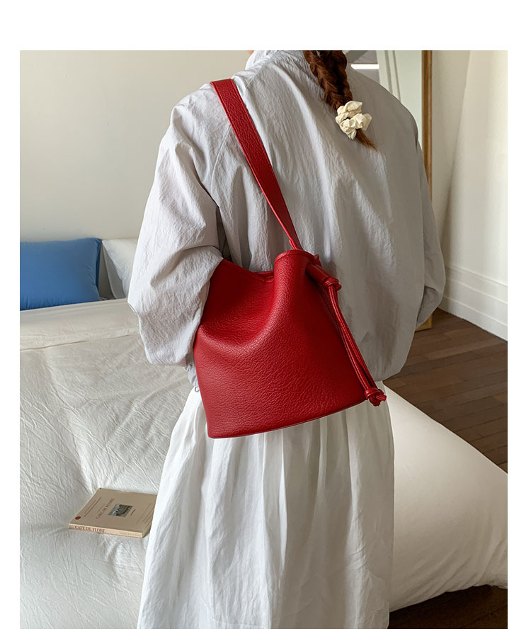 Fashionable and simple commuter small bag for women 2025 new summer versatile single-shoulder underarm bag, popular crossbody bucket bag undefined