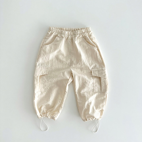 Korean version of Ins, Korean style workwear children's pants, fashionable solid white, trendy for boys and girls, babies, spring and autumn, outdoor photos.