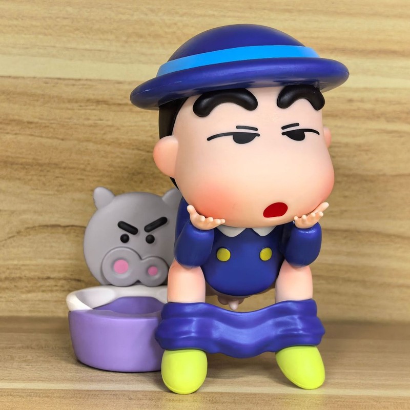 へん便クレヨンしんちゃんが手を振って誕生日プレゼントを飾っています。|undefined