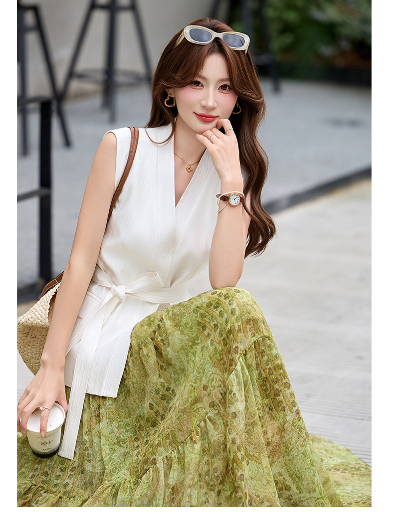 Bộ váy hai mảnh gồm áo vest không tay cổ V và chân váy midi họa tiết hoa, phong cách kỳ nghỉ — màu trắng, màu kaki, màu cà phê chi tiết 8