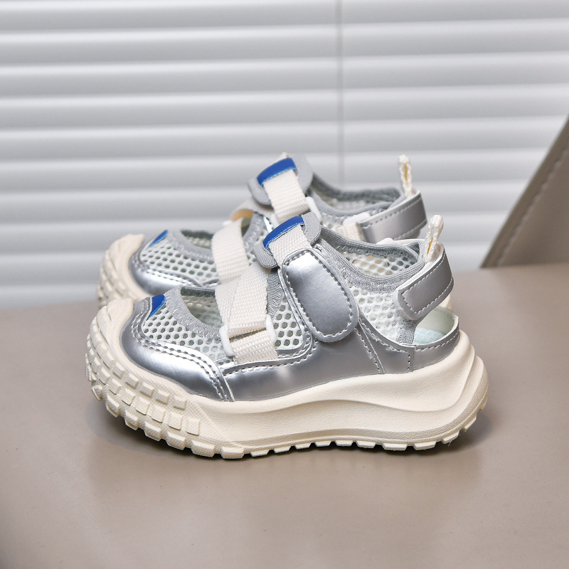 Zapatos para niñas, sandalias deportivas, estilo de verano 2025, nuevos zapatos para niños, sandalias Baotou de verano, zapatos de red individuales de verano para niños