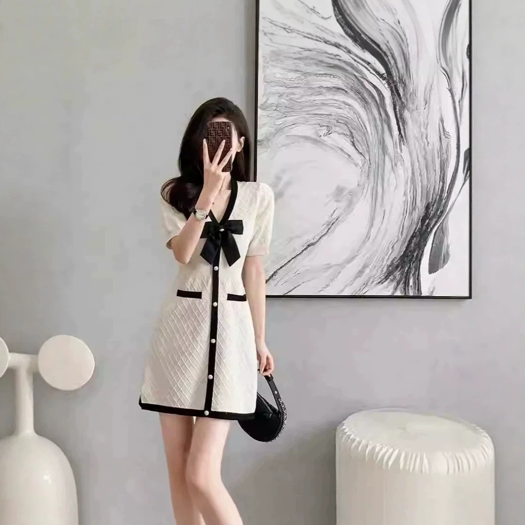 Đầm suông cổ V tay ngắn phong cách Pháp, chất liệu dệt kim mềm mại — màu trắng chi tiết 3