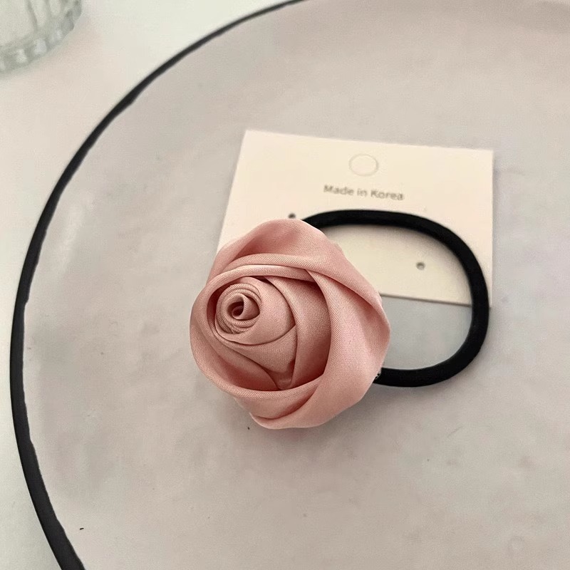 乾燥したバラはフランスの花を挟んで髪を挟みます。|undefined
