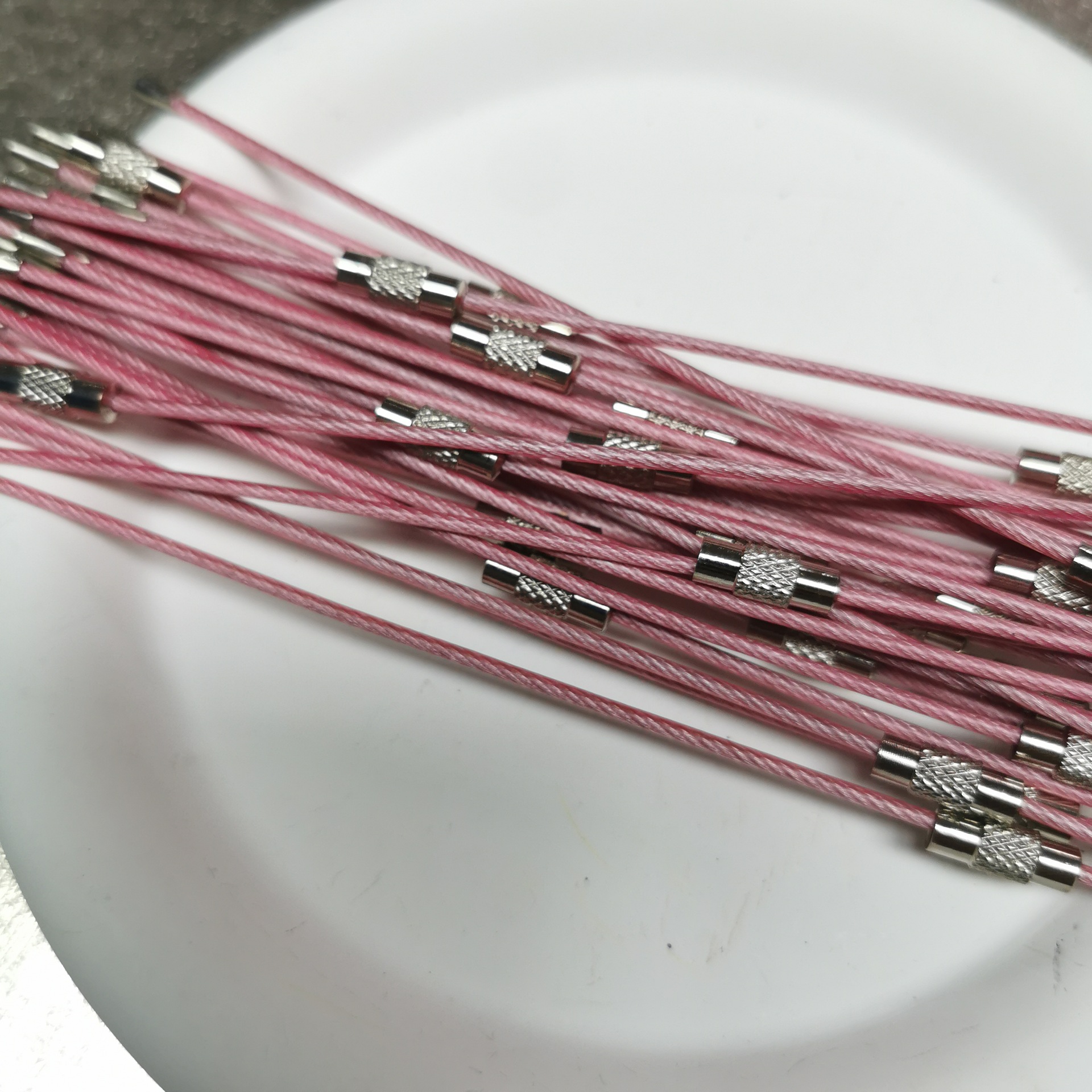 25 色メーカー卸売キャンディーカラーキーホルダーカラーペイントワイヤーロープ DIY タグ漫画キーストラップ