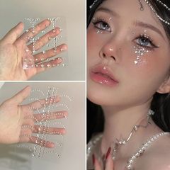 顔にアクセサリーを貼ってダイヤモンドの化粧をします。