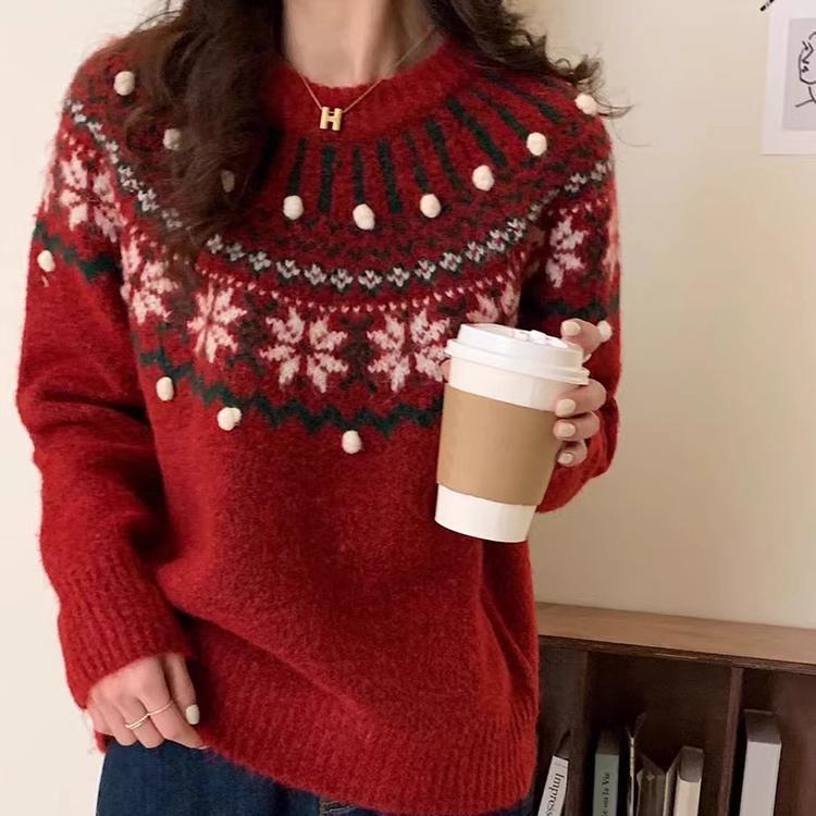 レトロなジャカードクリスマス新年の赤いニットセーターの女性の頭はゆったりしています。|undefined