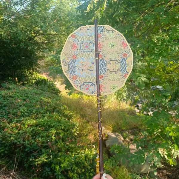 Ventilador de cintura antiguo estilo Hanfu impresión grupo de ventilador al por mayor cheongsam ventilador de cintura de mango largo frisa puede rizar ventilador de colga de mango largo ventilador de bambú púrpura