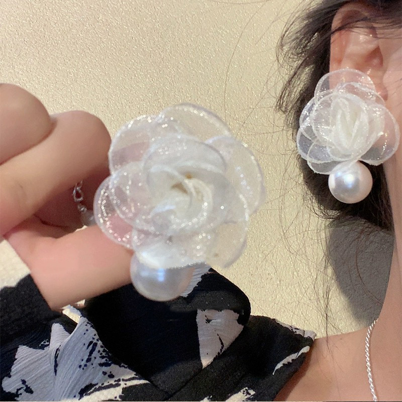 Pendientes de borla de flores de hilo de malla de perlas de aguja de plata Pendientes frescos y dulces de primavera y verano Pendientes de moda de deseo puro de súper hada al por mayor