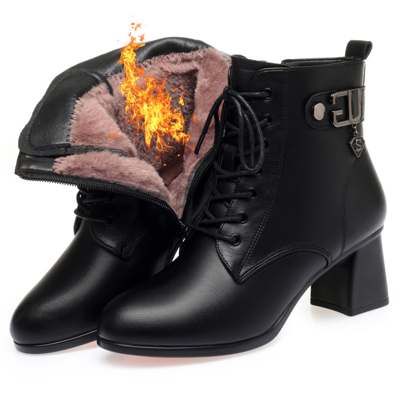 Fábrica al por mayor 2024 nuevas botas Martin de tacón medio zapatos de cuero forrados de lana de invierno de las mujeres botas cortas de cuero suave zapatos de madre transfronteriza