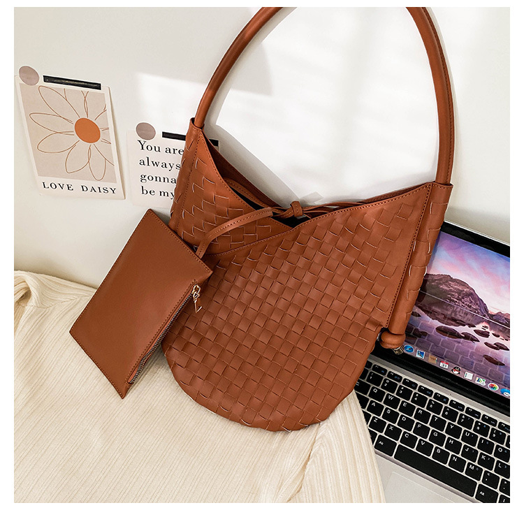 Femmes Moyen Faux Cuir Couleur Unie De Base Style Vintage Tisser Ouvert Sac Sous Les Bras display picture 30